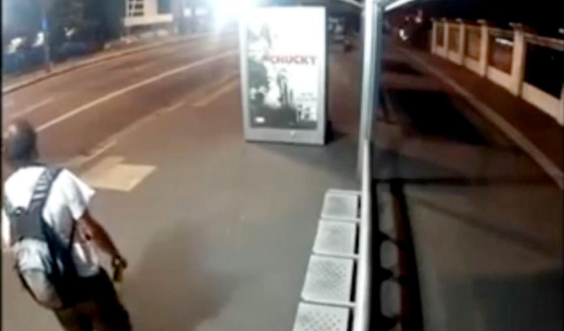 Via Onorato, 15enne picchiato e rapinato da tre stranieri mentre attende il bus per tornare a casa