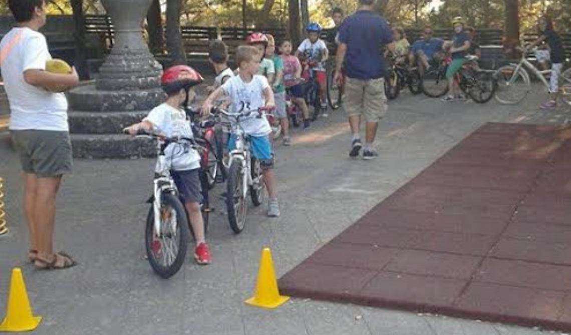 A Sant'Agata le mamme danno la "patente della bicicletta" ai figli