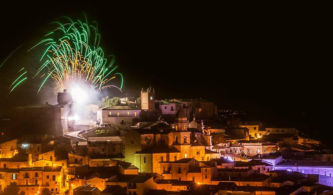 Rocchetta, niente fuochi per la festa patronale: i soldi saranno devoluti ai terremotati 