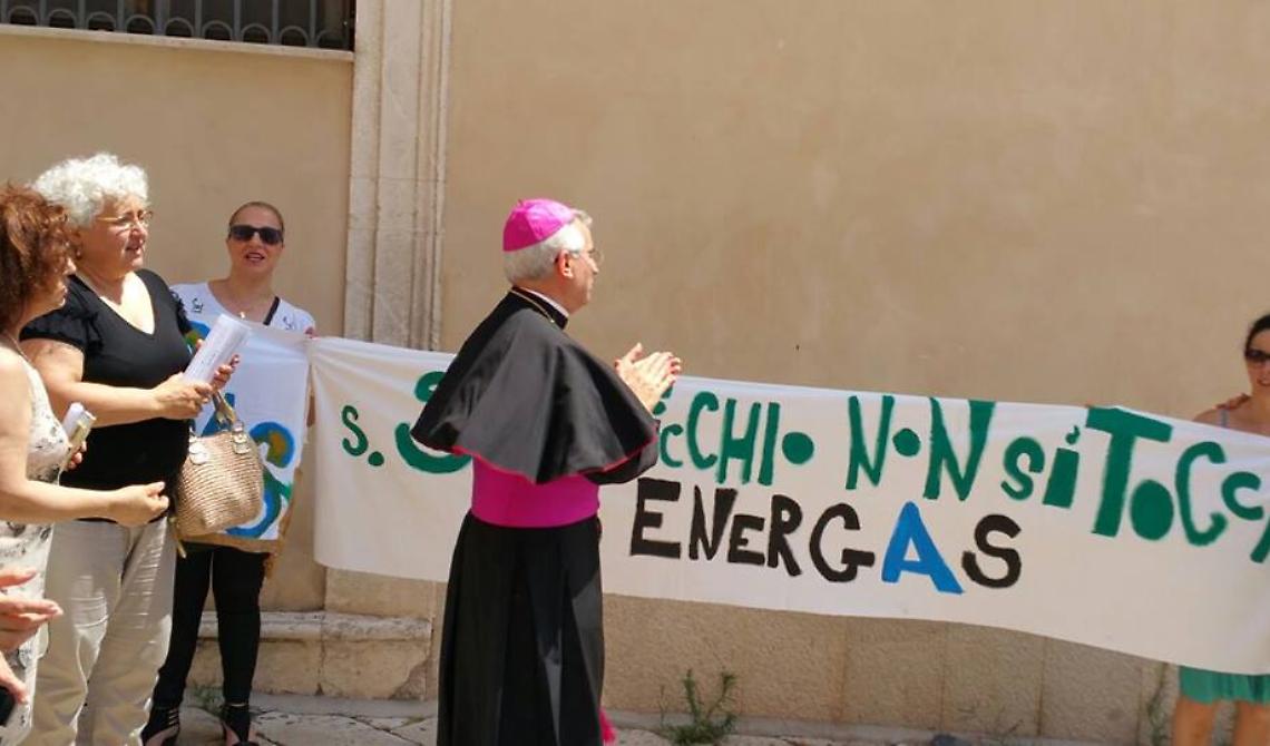 Manfredonia, l'arcivescovo Michele Castoro sconfessa l'Energas
