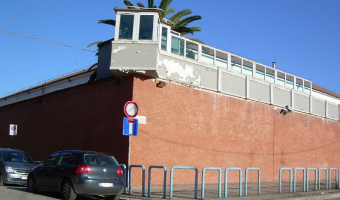 San Severo, sequestrato telefono in carcere: denunciata donna Nasconde telefono cellulare nel pacco indirizzato a un detenuto: denunciata donna  