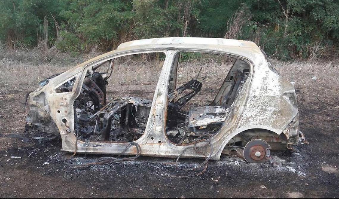 Nelle campagne foggiane un cimitero di auto carbonizzate