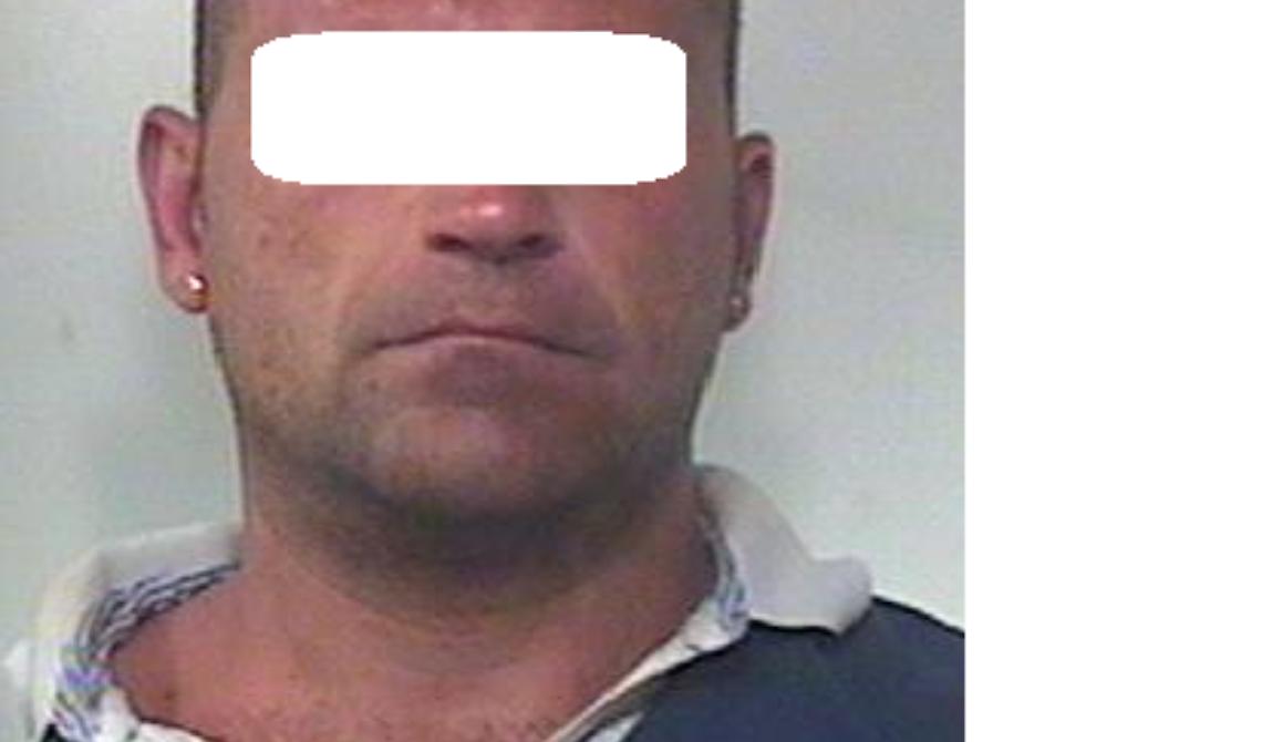 Ruba pneumatici ma viene beccato dai carabinieri: arrestato 37enne tra gli applausi della gente