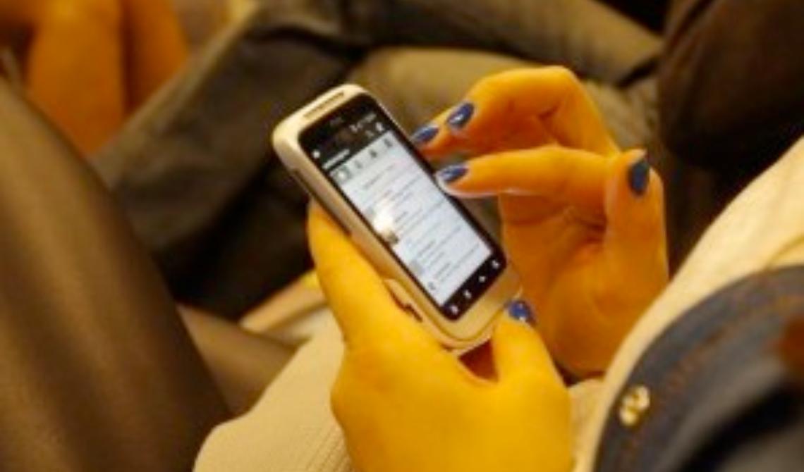 Piazza Giordano: con la scusa di una informazioni si avvicinano e gli rubano il cellulare 