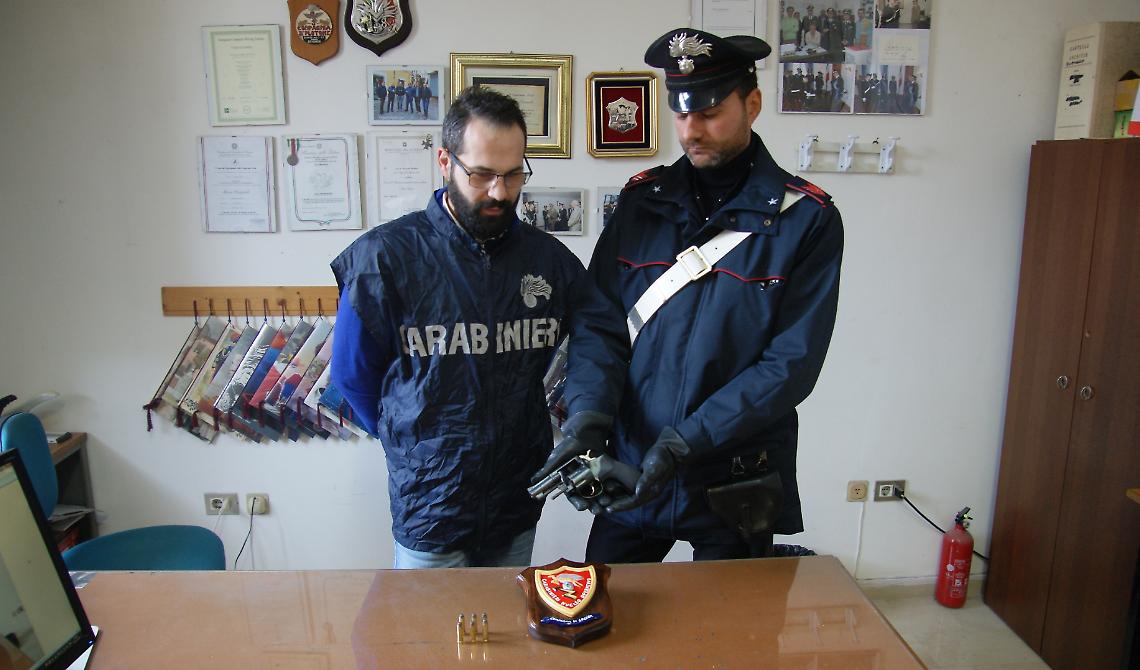 In giro con la compagna ma con una calibro 38 pronta a far fuoco: arrestato