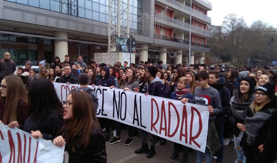 Questa volta contro il radar a Monte Li Foj scendono in campo gli studenti