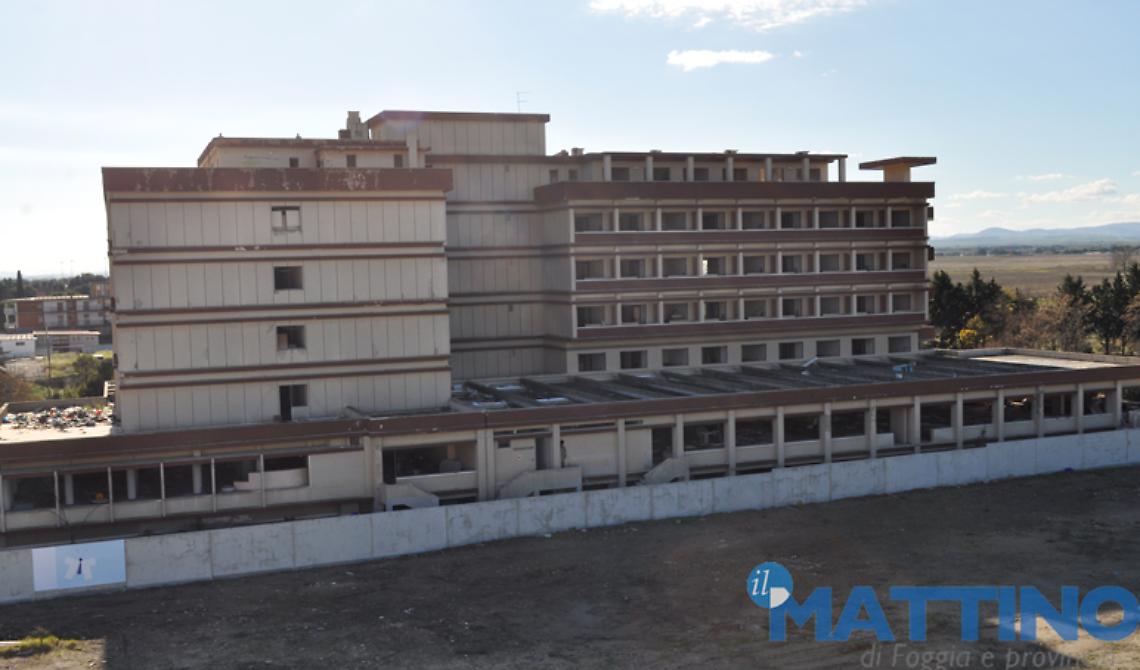 Dai fasti alla cenere, a fuoco il glorioso hotel "President" di Foggia