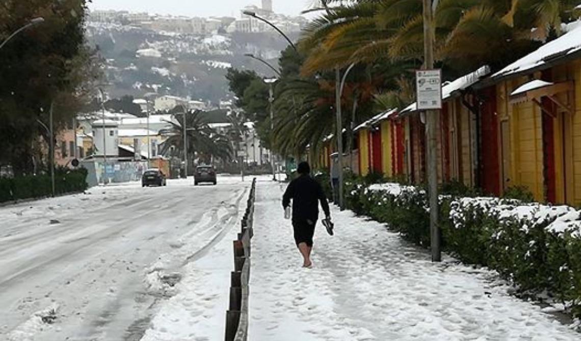 A piedi nudi sulla neve lungo le strade di Vasto Marina
