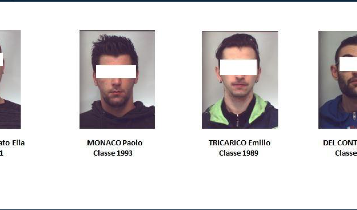 Armi da guerra nascoste sotto il sedile dell'auto: quattro arresti