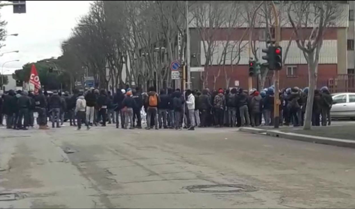 "Casa e documenti nostro diritto, ghetti e sfruttamento vostro profitto": protestano immigrati in Via Gramsci