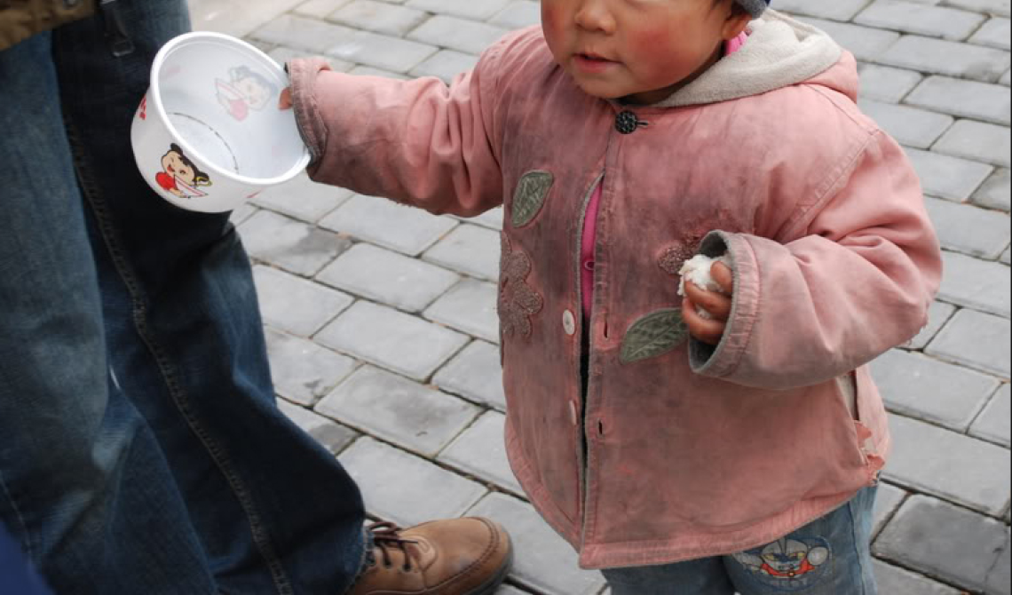 Foggia, si ferma a coccolare un bimbo rom ma la mamma le ruba il portafogli