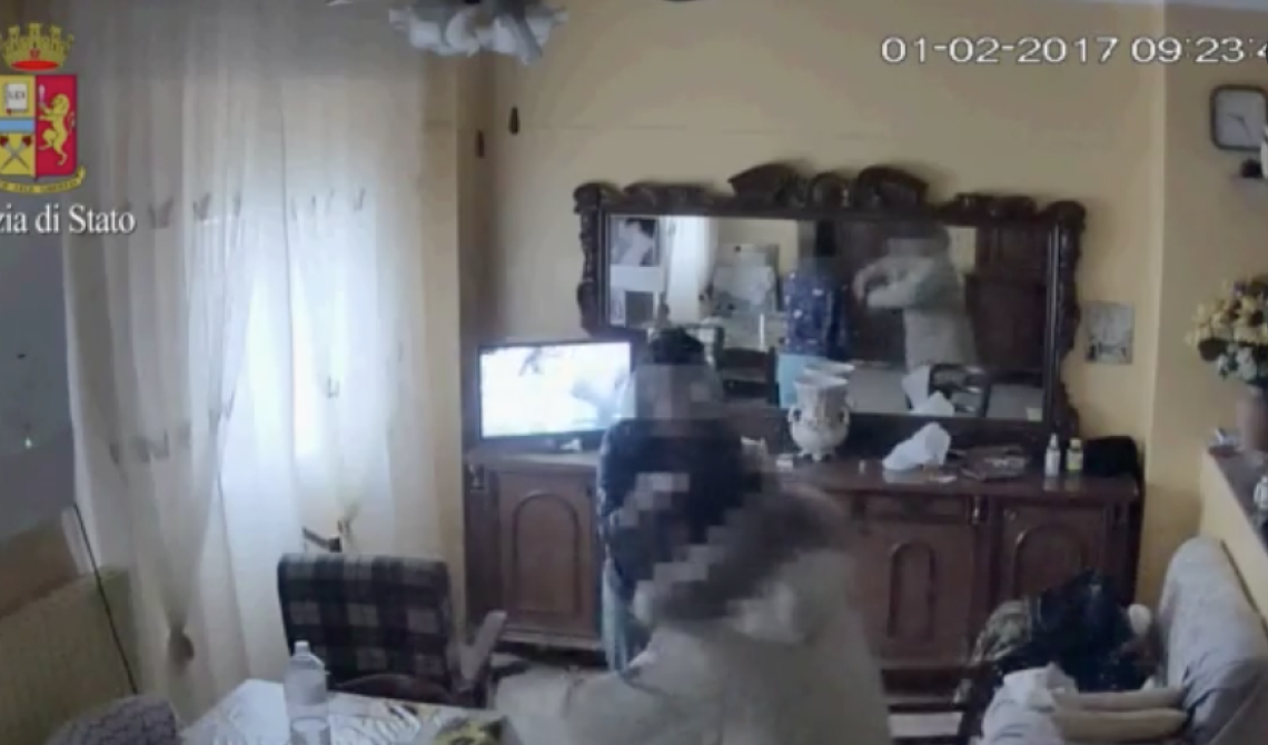 ... Quando la sorella diventa la sua carceriera: ecco cosa accadeva nella casa degli orrori 