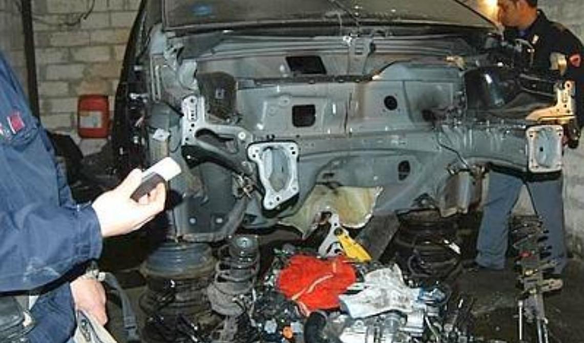 Foggia, furti d'auto e riciclaggio: in tre finiscono in carcere