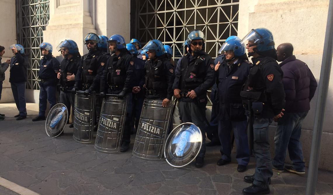 Sgombero "Gran Ghetto" in 200 assiepati sotto la Prefettura 