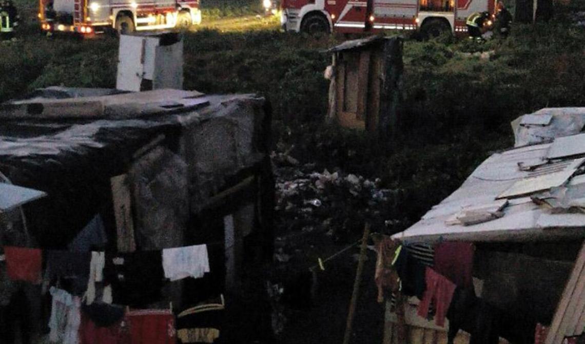 Migranti, il rogo nel ghetto tra San Severo e Rignano provocato da un fornellino: gara di solidarietà per donare coperte, vestiti e cibo