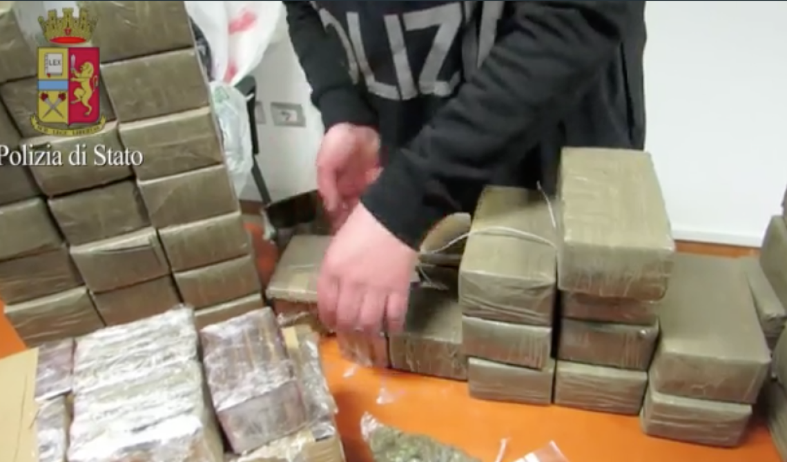 Toh... guarda un po' cosa ti nascondo in casa: sequestrati 64 chili di hashish, un arresto 