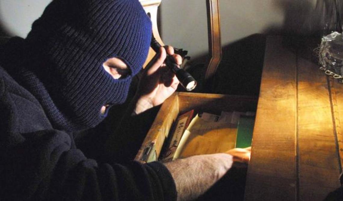 In Via Perrone topi d'appartamento fanno razzia di oggetti in oro