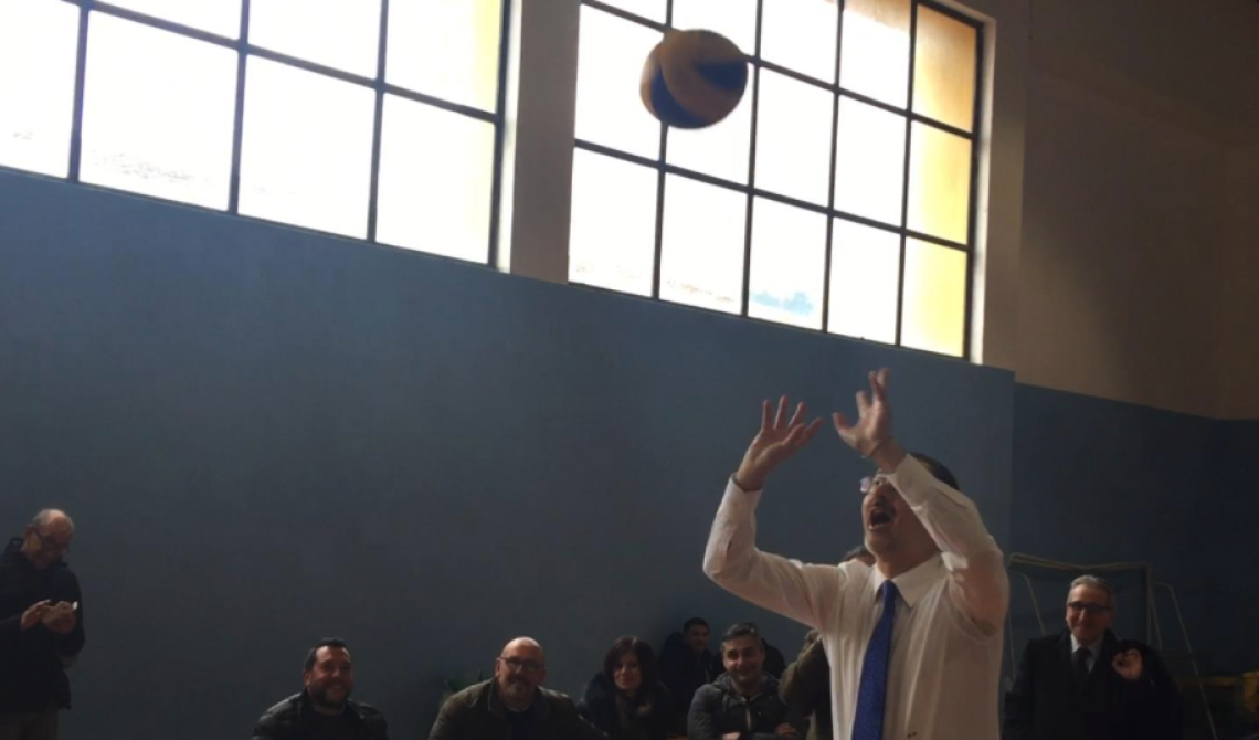 Il palleggio del governatore: a Sarconi partita di volley con gli studenti