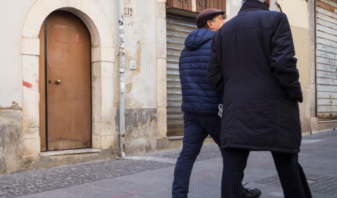 Donna presa a bastonate in via Pretoria: arrestato il compagno