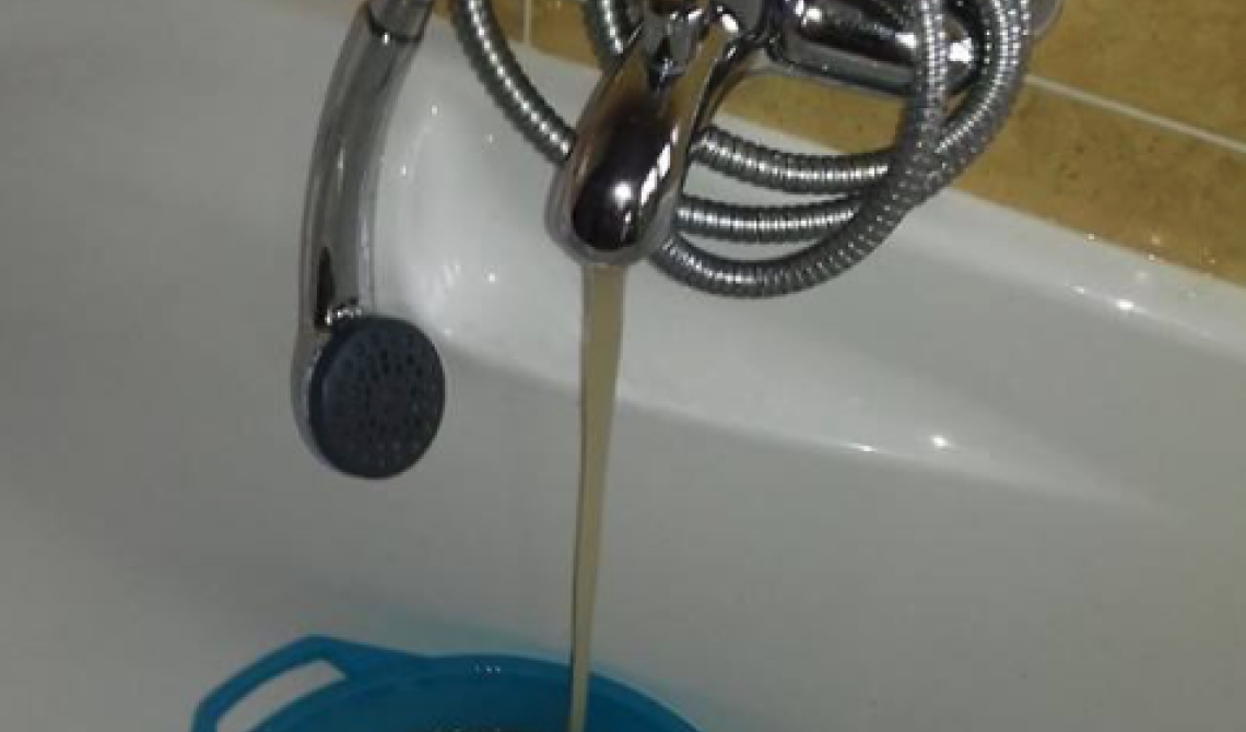 Bella, acqua gialla dai rubinetti di casa: il sindaco ne vieta l'uso