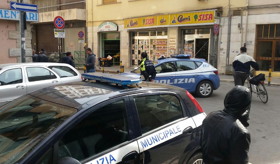 Quartiere ferrovia, cittadina rumena ruba generi alimentari: fermata da volanti e vigili urbani