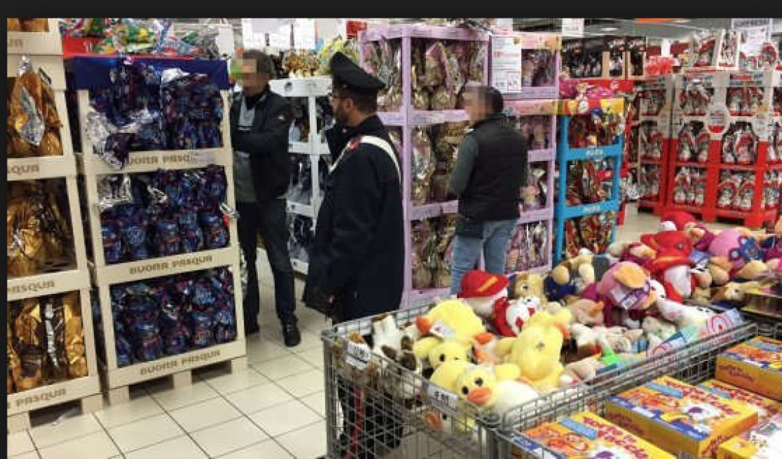 Foggia, furto nel deposito del supermercato "Simply": ladri fuggono via con tre pedane di uova pasquali