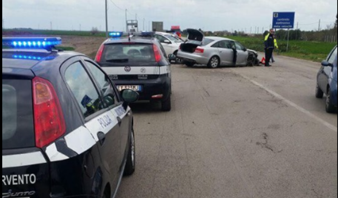 Ss 16, incidente stradale: scontro tra Suv e Audi, donna in prognosi riservata