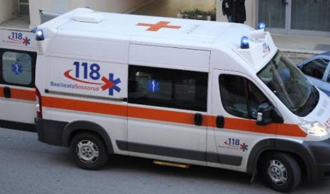 Bambino vola dalla finestra: è in gravi condizioni