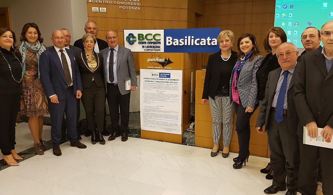 Il consiglio d'amministrazione della Bcc Basilicata e il presidente Teresa Fiordelisi con il nuovo logo