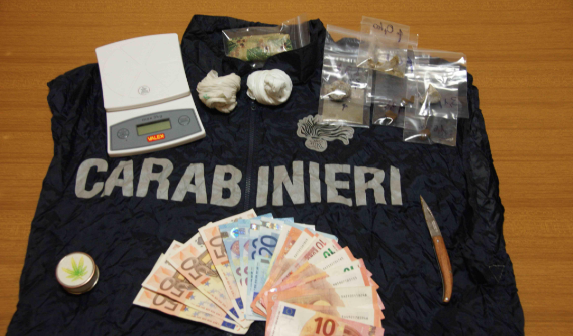 Controlli nel centro storico di Foggia, hashish sotto il bidet: arrestata la "coppietta" dello spaccio