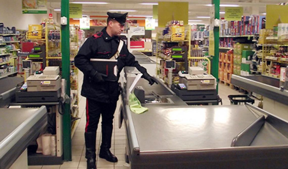 Armati di coltello rapinano supermercato: immortalati dalle telecamere finiscono nella rete della giustizia 