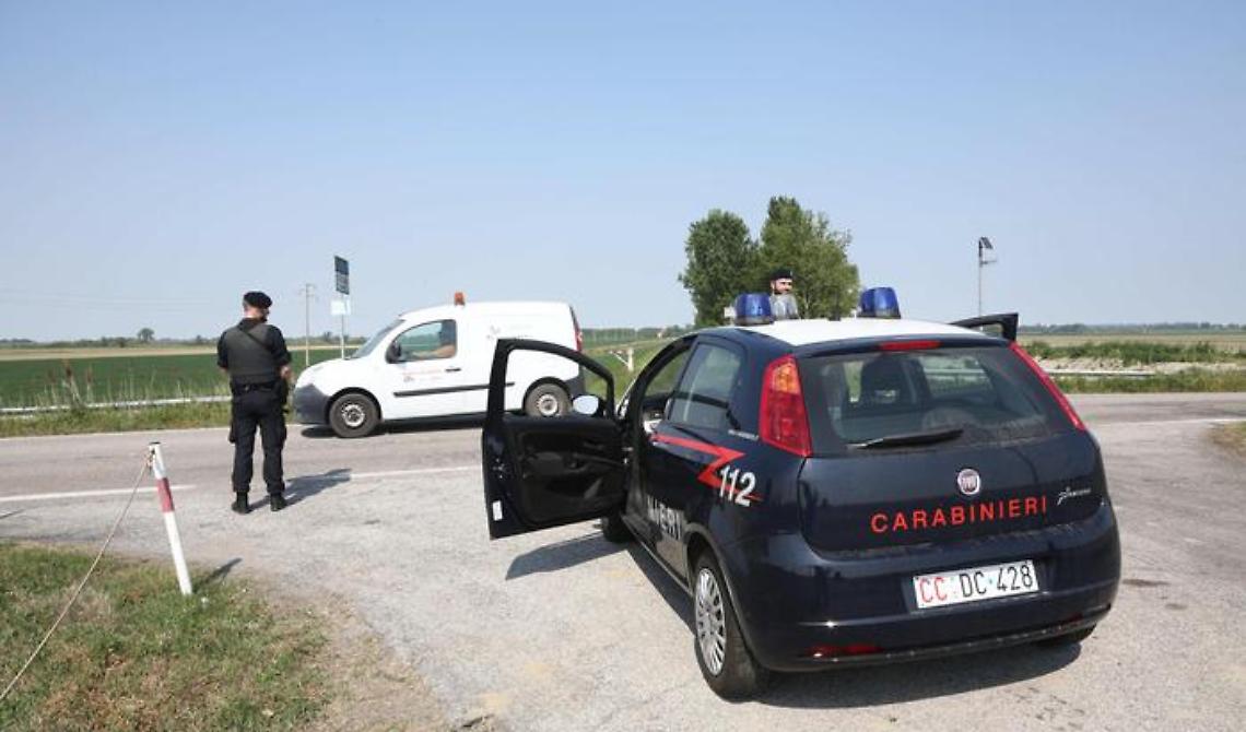 Lavello, beccato senza patente chiama il papà. Insieme si scagliano contro i carabinieri