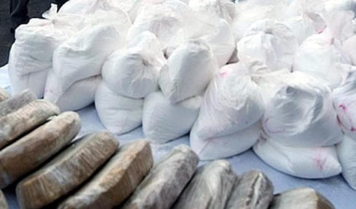 Mezzo chilo di cocaina nascosta nella credenza della cucina: un arresto
