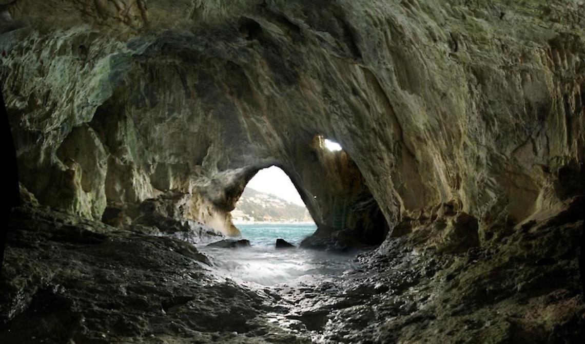 La grotta simbolo di rinascita ma anche location di passioni irrefrenabili