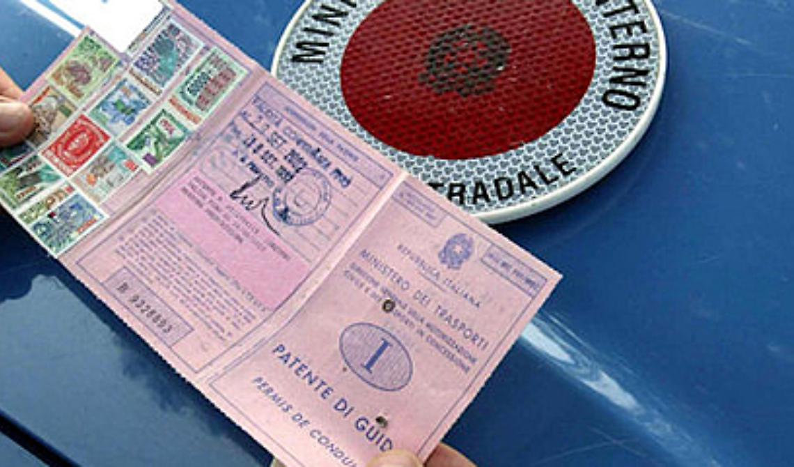 Patente revocata e manda l'amico a fare l'esame: denunciati