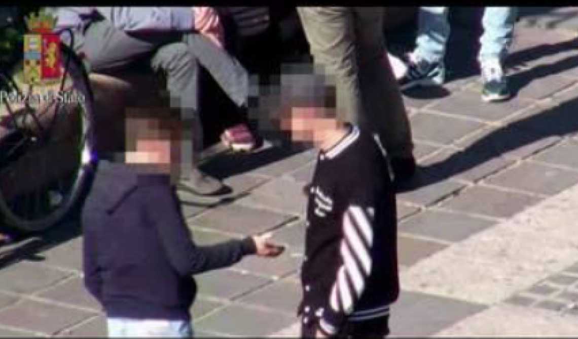 Spaccio "spudorato" a Piazza Italia: catturati gli ultimi due giovani pusher 