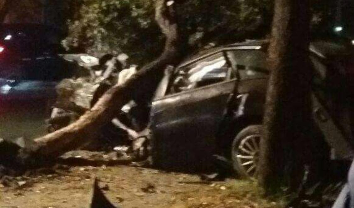 Foggia, Viale I Maggio: auto contro albero, un ferito grave 