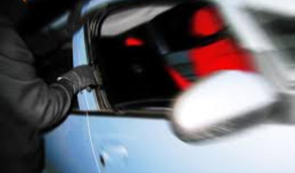 Foggia, Viale Candelaro: in tre gli rapinano auto davanti casa 
