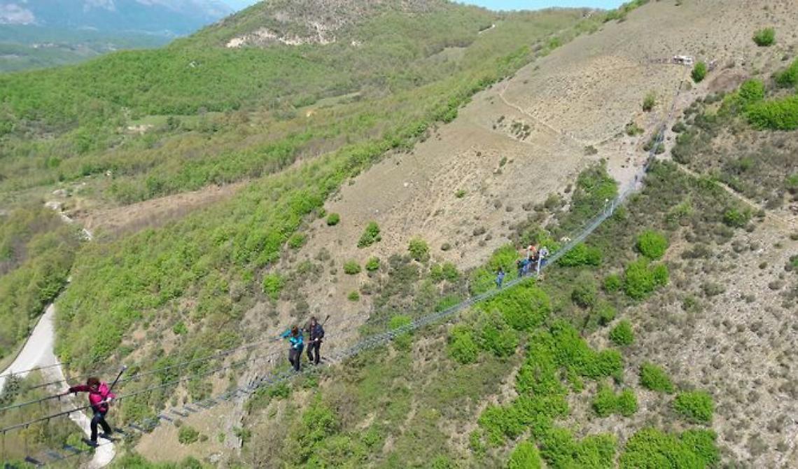 Sasso di Castalda, agli italiani piace stare sospesi: Ponte alla luna da record