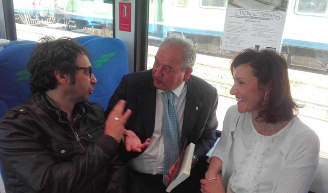 Mollica in viaggio coi libri sul binario Potenza-Avigliano