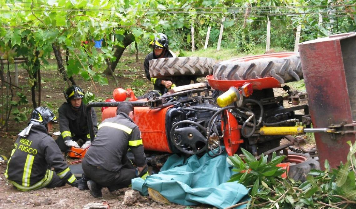Morte bianca: agricoltore muore schiacciato sotto il peso del trattore