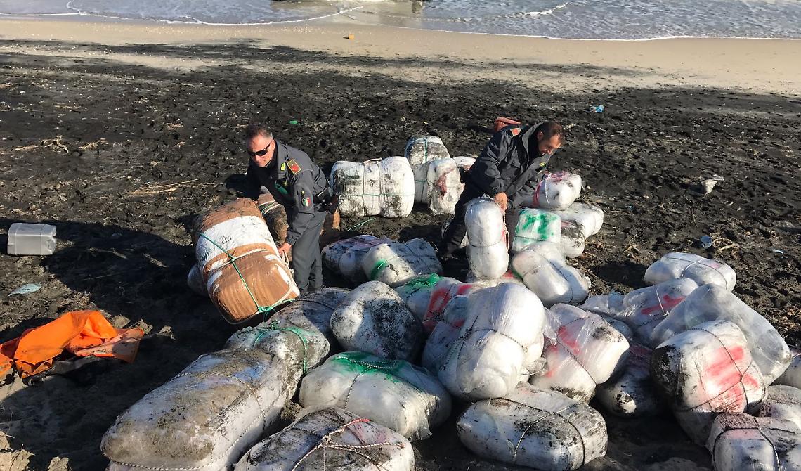 Albania-Gargano, sempre più tratta della droga:  marijuana per 20 milioni di euro sequestrata sulla spiaggia di Calenella