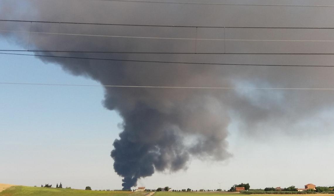 Foggia, in fiamme la discarica di ecoballe in Via Castelluccio 