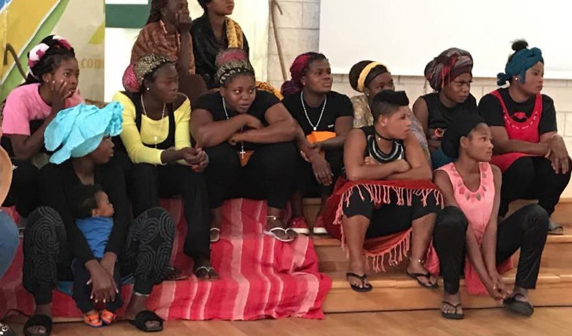 “Papà Dembo raccontami l’Africa”: una piece e quaranta donne sul palco per raccontare l’Africa