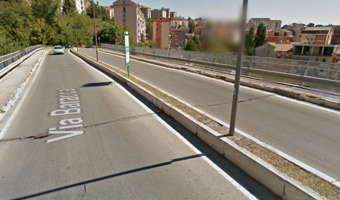 Potenza, ponte a rischio in centro città: cede la sede stradale