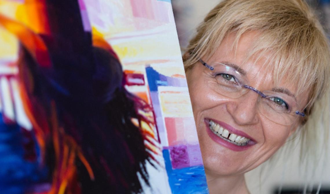 Foggia, al via la mostra personale di Assunta Cassa: la pittrice guarda "Oltre l'orizzonte"