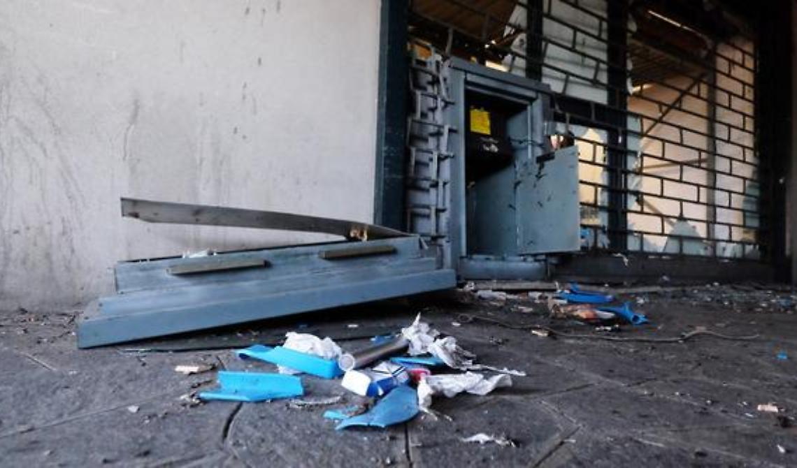 Assalto al bancomat della Credem filiale di Casalvecchio di Puglia: dopo un conflitto a fuoco la polizia arresta i 4 autori 