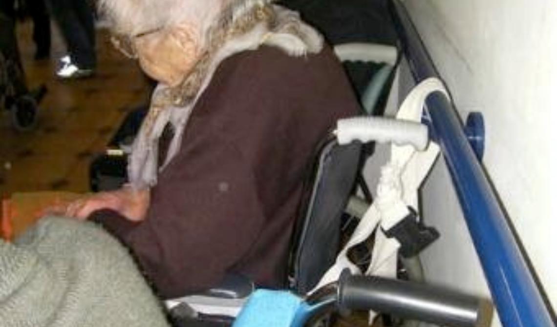 Abbandona in un casa di campagna l'anziana madre invalida: denunciato 25enne