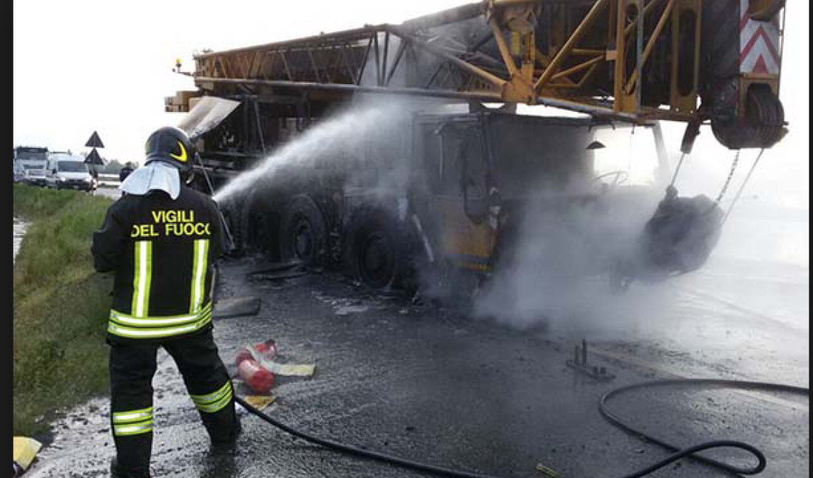 San Giovanni Rotondo: fiamme avvolgono una gru all'interno di un cantiere edile