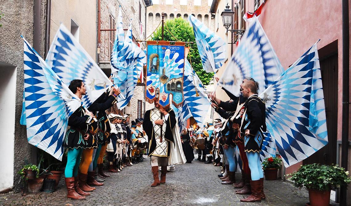 Avigliano, sbandieratori in festa